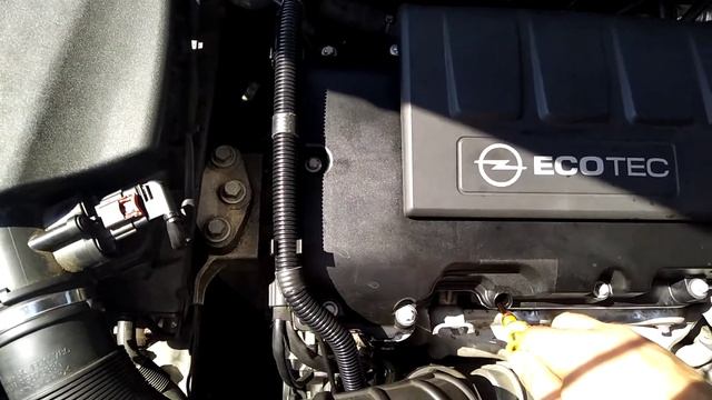Uszkodzona pokrywa zaworów Opel Astra J A14NET