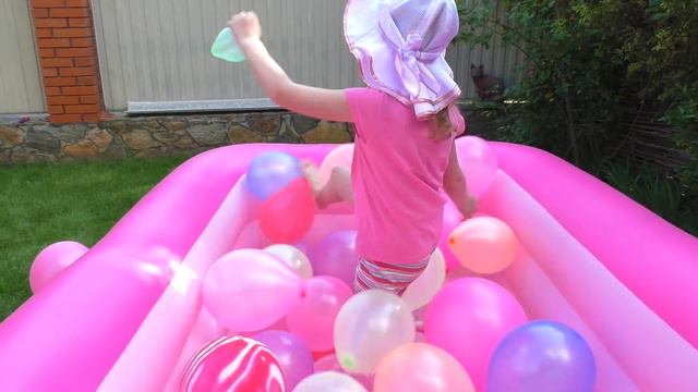 Детский бассейн пена для ванны а внутри воздушные шарики куклы LOL смотреть онлайн