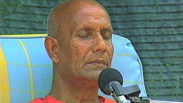 Sri Chinmoy meditating and singing смотреть онлайн