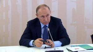 Путину показали отечественный «умный» браслет