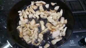 Картошка жареная в чугунной сковороде