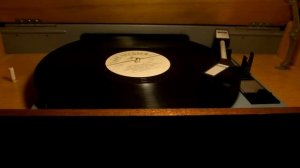 "Спят усталые игрушки"(Арк.Островский-З.Петрова) поет Олег Анофриев,инстр.анс.Б.Фрумкина