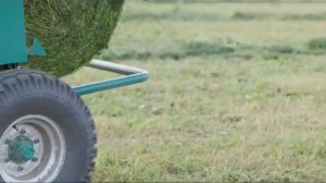 Профессиональный пресс-подборщик работа в поле. Увязка в сетку.