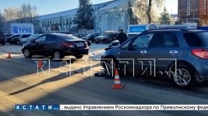 Мать с ребенком, в машину которых врезался один автомобиль, как только они вышли, сбил другой