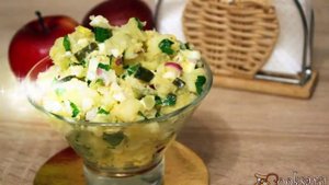 Картофельный салат с яйцом и зеленью