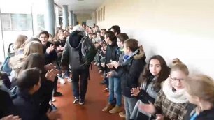 Французские школьники провожают любимого учителя на пенсию