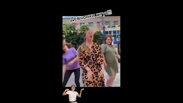 Народ танцует.