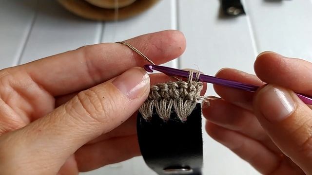 Вязанные ручки для сумки с кнопкой и кожаной вставкой смотреть онлайн