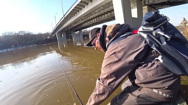 Сезон открыт! Рыбалка на малой реке огромного мегаполиса! Клёв на каждом забросе! смотреть онлайн