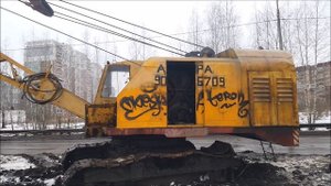 Старый экскаватор Драглайн эо 5111б. Установка отремонтированного колеса. Демонтаж второго.