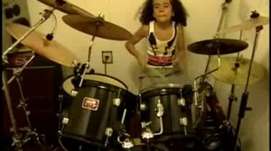 Девушка играет на барабанах