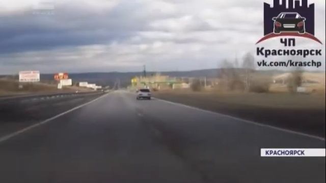 В Красноярске девушка не справилась с управлением и на полной скорости снесла стелу АЗС смотреть онлайн