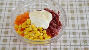 Салат с копченой колбасой и морковью