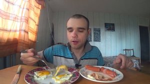 МУКБАНГ АСМР СОСИСКИ с СОУСОМ - МАЙОНЕЗ, КЕТЧУП, ГОРЧИЦА/ и ЯИЧНИЦА/ ОБЖОР УЖИН EATING ASMR Mukbang