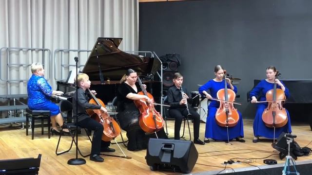 Ансамбль виолончелистов "ВелиЧелло" - Дж. Гершвин "Хлопай в такт". Кларнет  ~ Вертоградов Даниил смотреть онлайн