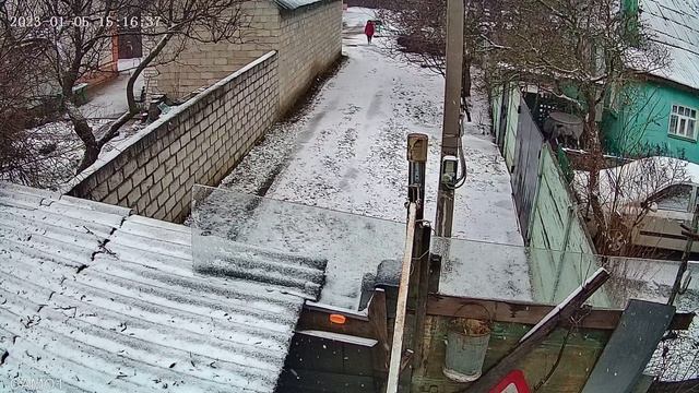05.01.23 ; 15:16ч. Ходит посторонний персонаж жалом своим крутит?))), ул.Комсомольская39, г.Белгоро
