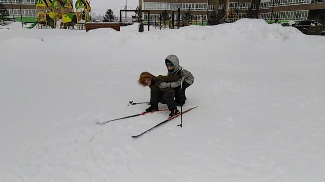 Первый раз встаём на лыжи. Учимся ходить и спускаться с горки. Наш зимний досуг. Киров, Январь, 2024