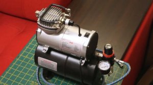 Аэрограф для кожевника и убегающий компрессор.