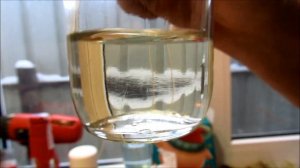 Залейте в бак Растворитель и спирт.