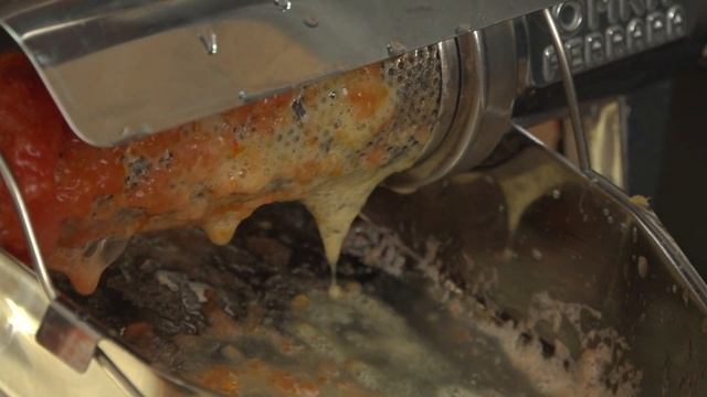 Электрическая соковыжималка NEW OMRA OM-2500-E шнековая для томатов, ягод, яблок, фруктов, овощей смотреть онлайн