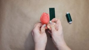 Тюльпан ? из гофрированной бумаги с конфетой. Цветы с конфетами. Мастер-класс