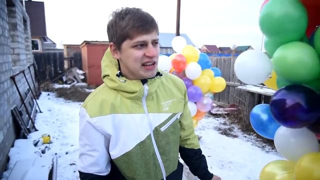 СКОЛЬКО НУЖНО ГЕЛИЕВЫХ ШАРИКОВ, ЧТОБЫ ВЗЛЕТЕТЬ ЧЕЛОВЕКУ смотреть онлайн