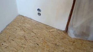 За пениваем зазоры между стеной и ОСБ-3,для дальнейшей работы с полом.