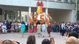 Бесподобное выступление старшеклассников и их учителей на 1 сентября