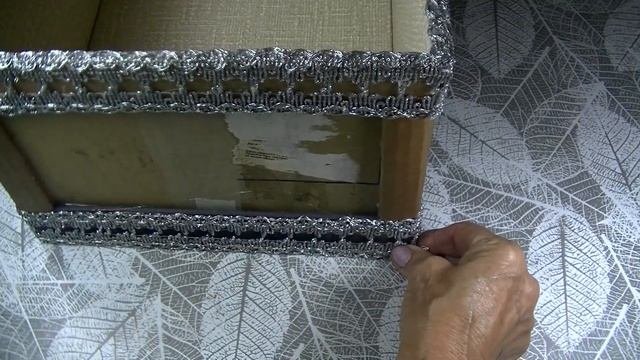 Декор картонной коробки сеткой и прошвой .