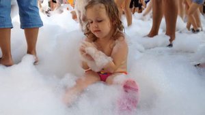 Пенная вечеринка для детей, праздник веселье, ребенок играет с пеной, Сочи