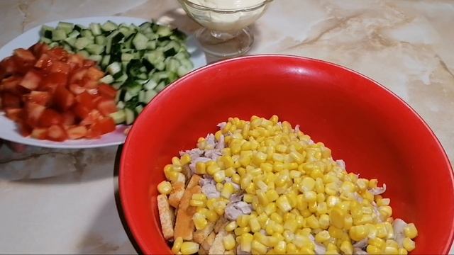 Салат з курки - сухариками
