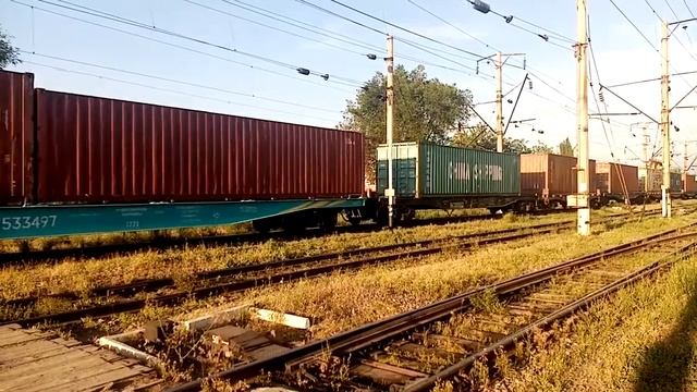 Грузовой Тепловоз ТЭЗЗА-0047 с грузовыми вагонами контениром Станция Алматы-1жд вокзал Хроника-КТЖ.