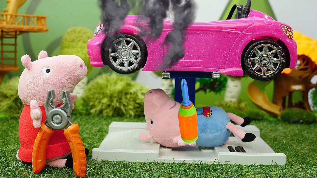 Машинки купаются. Папа Свин с машиной игрушка. Папа Свин на машине. Папа Свин едет на машине.