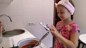 Яся шумит и мешает маме спать. Правила поведения для детей