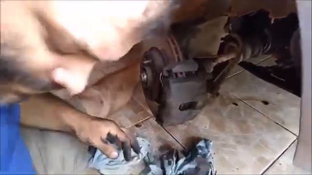 Trocando pastilhas de freio da Fiat doblo 2007 (quem disse que não dá). смотреть онлайн
