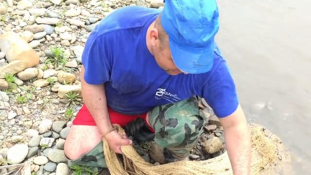 Рыбалка кастинговой сетью.Супер улов ч.1 смотреть онлайн