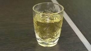 Промежуточный результат настаивания самогона на дубовых чипсах