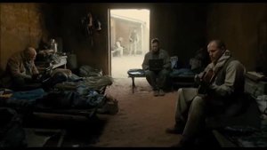 Вуди Харрельсон играет на гитаре. "Опасное расследование" (Фильм 2017),Триллер, драма, биография.