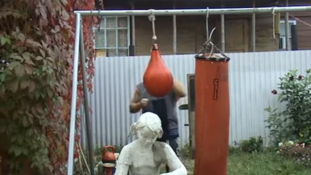 Михаил Шилов: Точный удар в грушу.avi смотреть онлайн