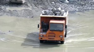 «СУРОВЫЕ УСЛОВИЯ» HOWO  в затопленном карьере, карьерный самосвал