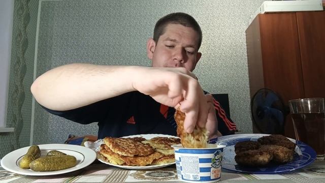 ДОМАШНИЕ ДРАНИКИ И КОТЛЕТЫ  СО СМЕТАНОЙ И ОГУРЦАМИ | Mukbang | Draniki and cutlets with sour cream смотреть онлайн