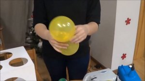 Как сделать цветок из маленьких воздушных шариков.wmv