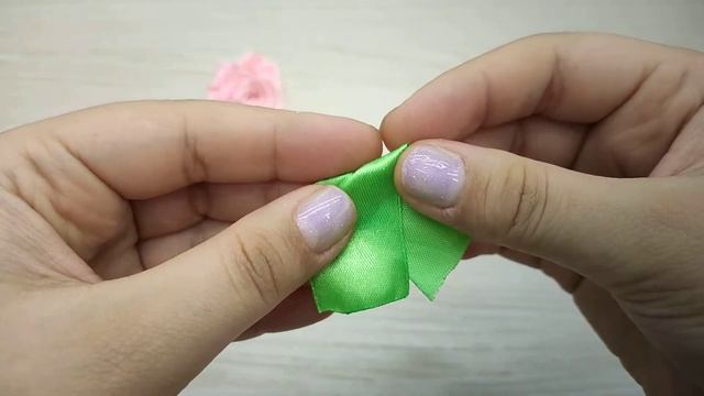 КАК СДЕЛАТЬ ЛИСТЬЯ ИЗ АТЛАСНЫХ ЛЕНТ / ЛИСТИКИ ИЗ АТЛАСНЫХ ЛЕНТ /ЛИСТЬЯ ИЗ АТЛАСНЫХ ЛЕНТ МАСТЕР КЛАС