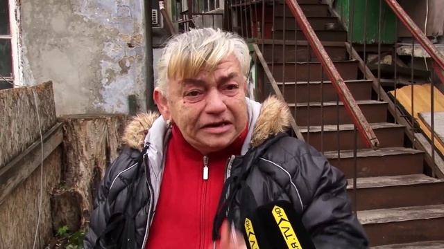 На Одария уже два дня на крыше здания лежат стволы деревьев смотреть онлайн