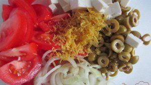 Салат с томатами, оливками и сыром Фета