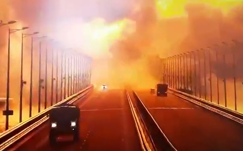 Момент взрыва на Крымском мосту попал на видео / События на ТВЦ