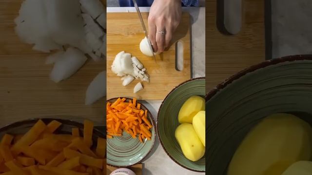 Фасолевый суп с сушеной колбасойСушеная колбаса и мясо