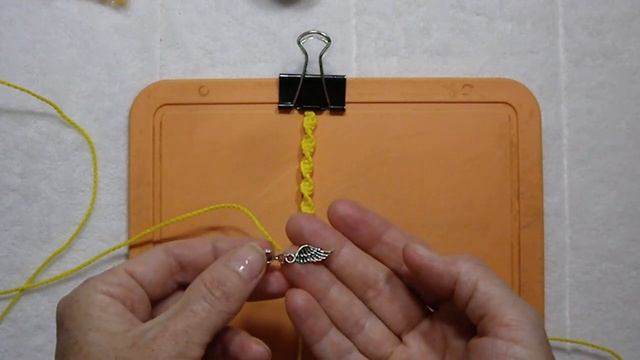 DIY. Плетём макраме-браслет с подвеской. We weave a macrame bracelet with a pendant.