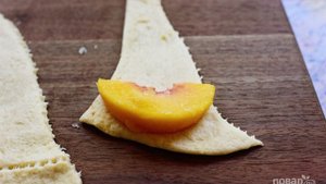 Рогалики с персиком