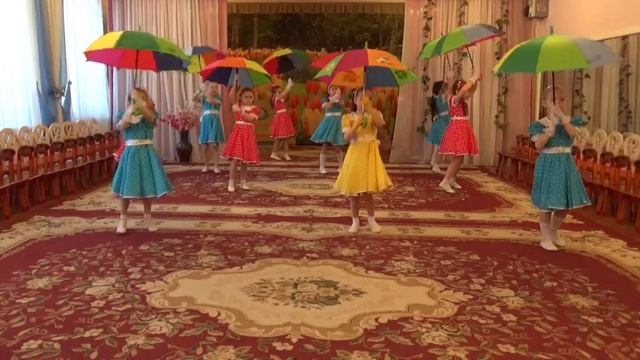 Танец с зонтиками. Кружок танца  Веселинка  5-6 лет  Исакова Людмила.mp4